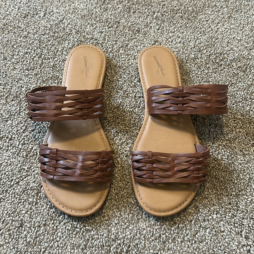 Universal Thread Sandals